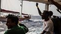 Podle agentury AP loď migranty vzala na palubu v mezinárodních vodách, zhruba 55 kilometrů od libyjského pobřeží.