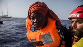 Loď migranty vzala na palubu v mezinárodních vodách, zhruba 55 kilometrů od libyjského pobřeží.