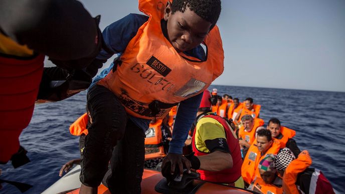 Loď španělské nevládní organizace Proactiva Open Arms z gumového člunu u libyjských břehů vzala na palubu 60 migrantů.
