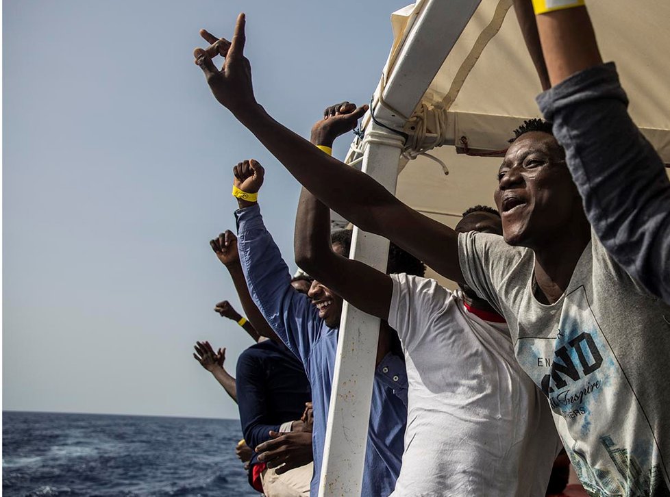 Řecká policie zadržela přes sedm desítek migrantů, kteří se snažili dostat do střední Evropy, a to buď pozemní cestou, nebo letecky. Cizinci zadržení v okolí letiště v Soluni na severu země měli padělané pasy. (Ilustrační foto)