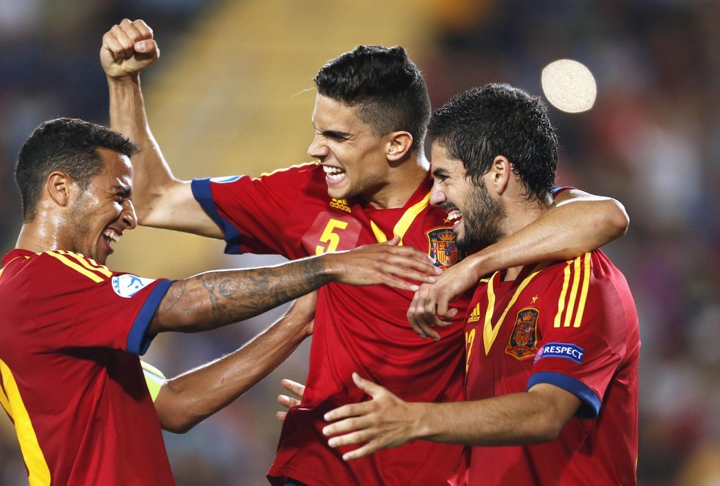 Španěl Isco oslavuje se spoluhráči svůj gól ve finále s Itálií.