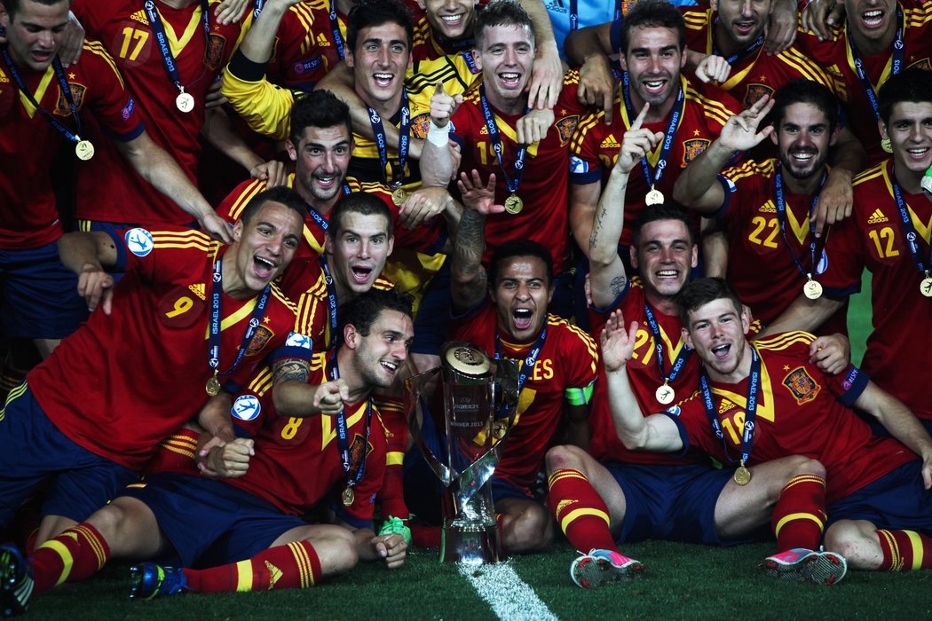 Fotbalisté Španělska obhájili titul na mistrovství Evropy hráčů do 21 let. V dnešním finále v Jeruzalému porazili Itálii 4:2 a hrdinou zápasu se stal záložník Barcelony Thiago Alcántara, který nastřílel tři góly.