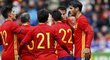 Fotbalisté Španělska slaví gól proti Jižní Korey