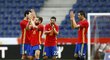 Fotbalisté Španělska slaví výhru nad Jižní Koreou
