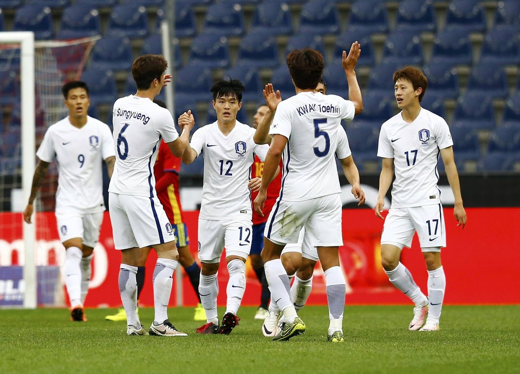 Fotbalisté Jižní Korey se radují po gólu se Španělskem