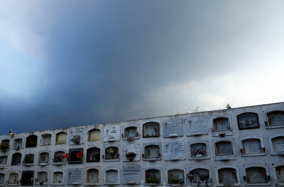 Hřbitov na španělském ostrově La Palma pokryl sopečný prach. (1.11.2021)
