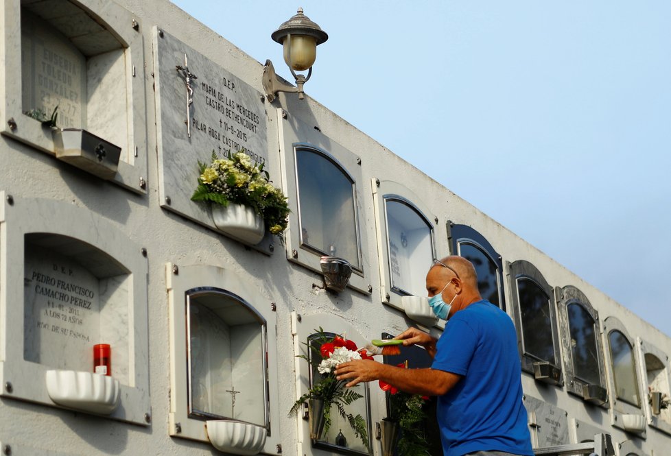 Hřbitov na španělském ostrově La Palma pokryl sopečný prach. (1.11.2021)