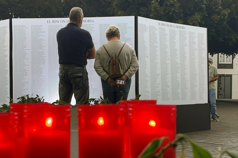 Hřbitov na španělském ostrově La Palma pokryl sopečný prach. (1.11.2021)