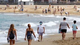 Pláže na Kanárských ostrovech už praskají ve švech. (25.5.2020)