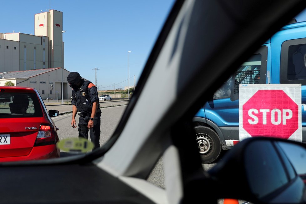 Španělsko uzavřelo kvůli novým případům koronaviru po části Katalánska další oblast, tentokrát část severošpanělské Galicie. Uzávěra se bude týkat asi 70.000 lidí má platit nejméně do pátku 10. července.