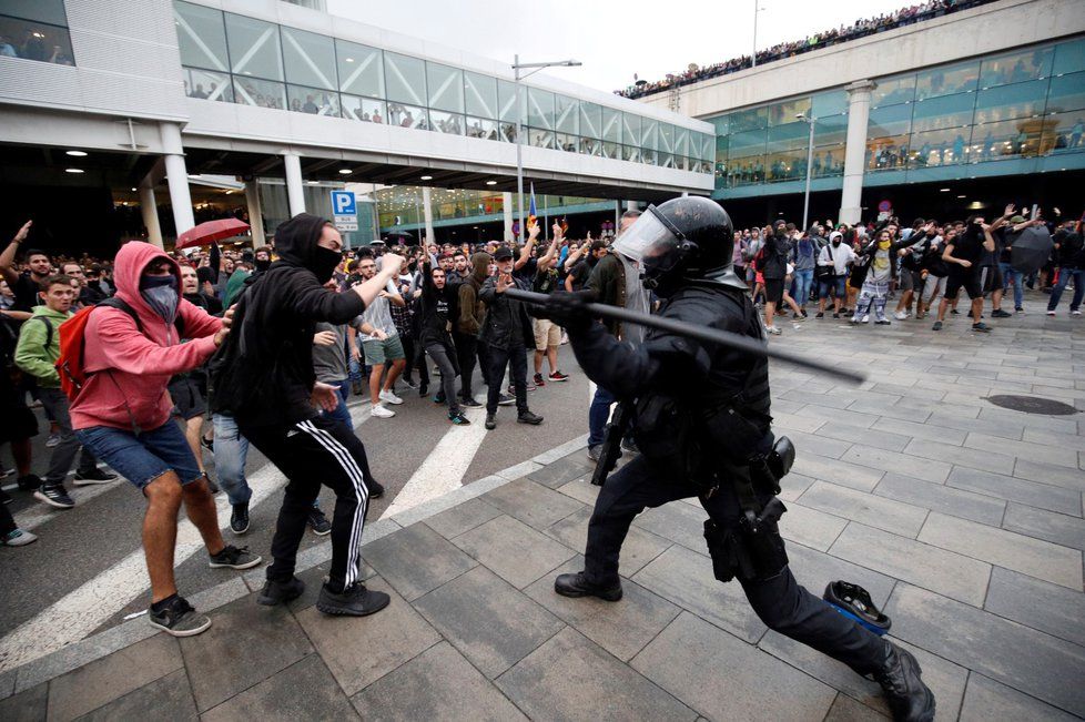 Demonstraci se nevyhnulo ani letiště v Barceloně. Policie proti protestujícím tvrdě zasáhla.