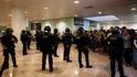 Demonstraci se nevyhnulo ani letiště v Barceloně. Policie proti protestujícím tvrdě zasáhla. Demonstraci se nevyhnulo ani letiště v Barceloně. Policie proti protestujícím tvrdě zasáhla.