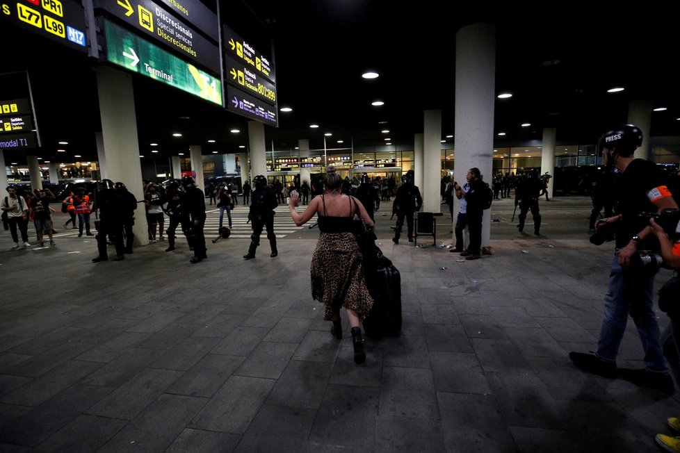 Demonstraci se nevyhnulo ani letiště v Barceloně. Policie proti protestujícím tvrdě zasáhla.