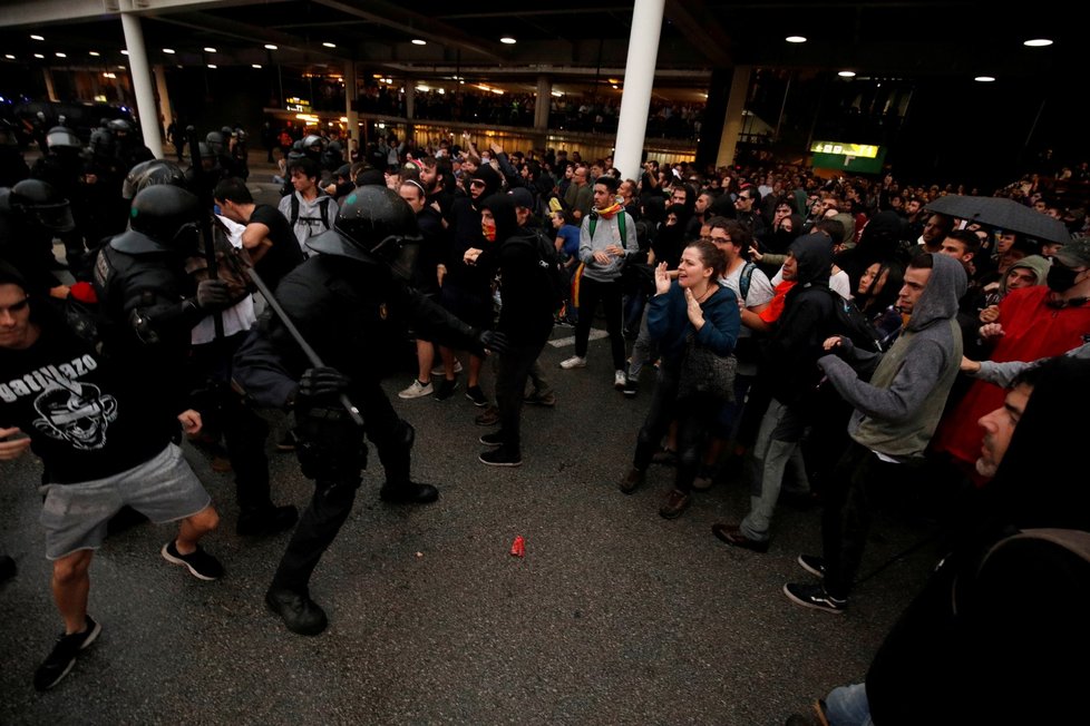 Demonstraci se nevyhnulo ani letiště v Barceloně. Policie proti protestujícím tvrdě zasáhla.