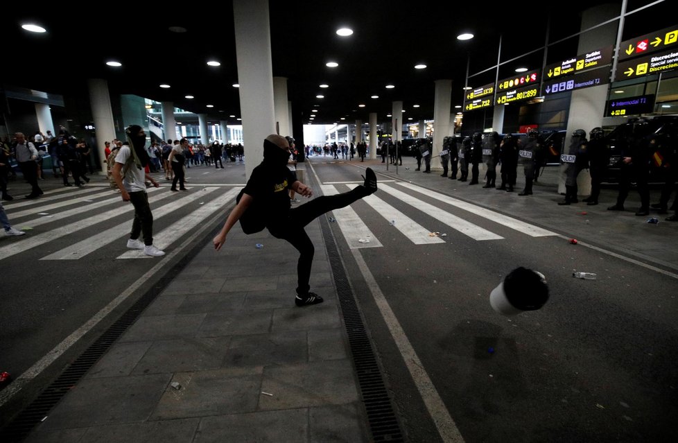 Demonstraci se nevyhnulo ani letiště v Barceloně. Policie proti protestujícím tvrdě zasáhla.