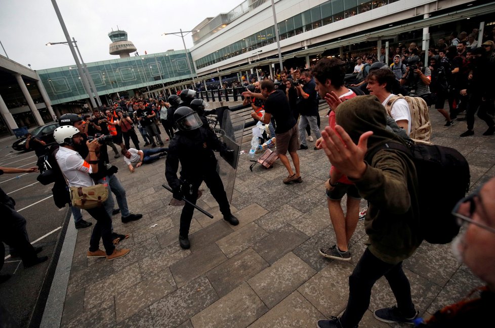 Demonstraci se nevyhnulo ani letiště v Barceloně. Policie proti protestujícím tvrdě zasáhla.