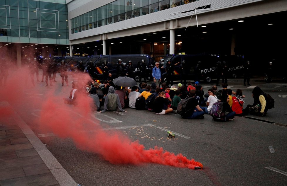 Demonstraci se nevyhnulo ani letiště v Barceloně. Policie proti protestujícím tvrdě zasáhla.