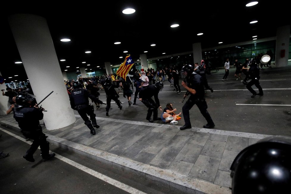 Demonstraci se nevyhnulo ani letiště v Barceloně. Policie proti protestujícím tvrdě zasáhla.