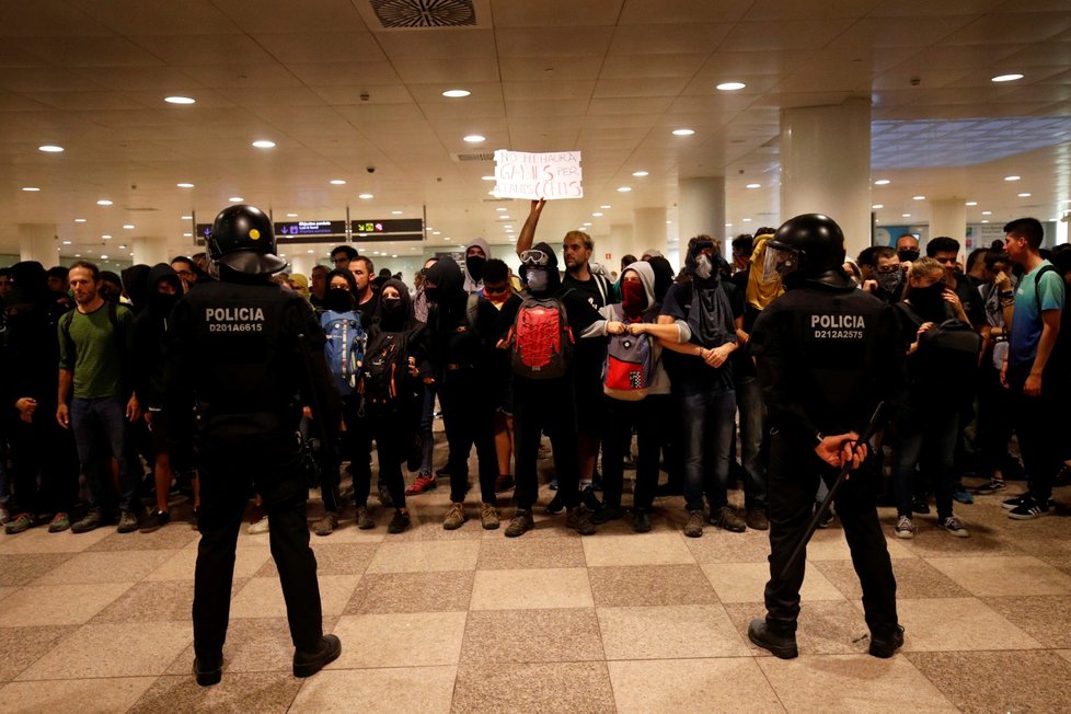 Demonstraci se nevyhnulo ani letiště v Barceloně. Policie proti protestujícím tvrdě zasáhla.