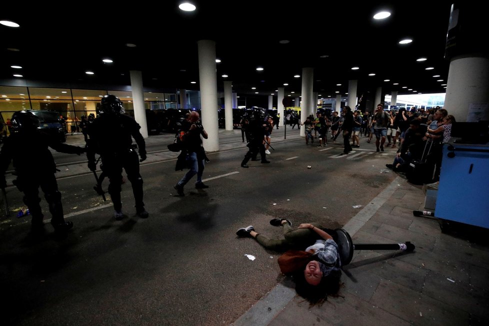 Demonstraci se nevyhnulo ani letiště v Barceloně. Policie proti protestujícím tvrdě zasáhla.