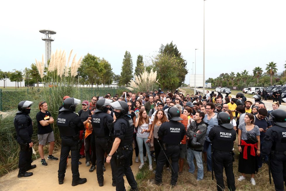 Demonstraci se nevyhnulo ani letiště v Barceloně. Policie proti protestujícím tvrdě zasáhla.