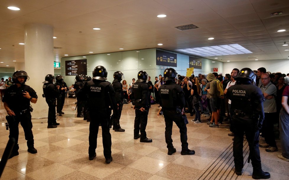 Demonstraci se nevyhnulo ani letiště v Barceloně. Policie proti protestujícím tvrdě zasáhla.