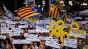 Tisíce lidí v Barceloně i jinde v Katalánsku žádají osvobození katalánských politiků. Demonstrace se konají v den prvního výročí zatčení prvních dvou.