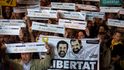 Tisíce lidí v Barceloně i jinde v Katalánsku žádají osvobození katalánských politiků. Demonstrace se konají v den prvního výročí zatčení prvních dvou. Tisíce lidí v Barceloně i jinde v Katalánsku žádají osvobození katalánských politiků. Demonstrace se konají v den prvního výročí zatčení prvních dvou.
