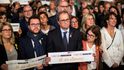 Tisíce lidí v Barceloně i jinde v Katalánsku žádají osvobození katalánských politiků. Demonstrace se konají v den prvního výročí zatčení prvních dvou. Tisíce lidí v Barceloně i jinde v Katalánsku žádají osvobození katalánských politiků. Demonstrace se konají v den prvního výročí zatčení prvních dvou.