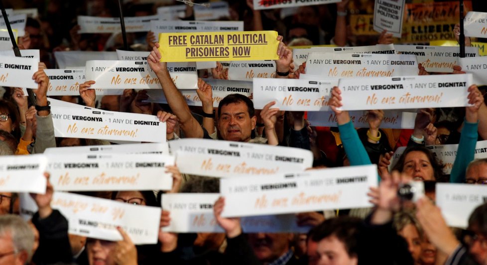 Tisíce lidí v Barceloně i jinde v Katalánsku žádají osvobození katalánských politiků. Demonstrace se konají v den prvního výročí zatčení prvních dvou.