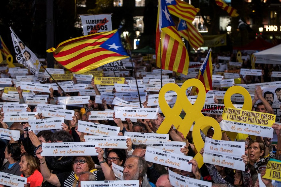 Tisíce lidí v Barceloně i jinde v Katalánsku žádají osvobození katalánských politiků. Demonstrace se konají v den prvního výročí zatčení prvních dvou.
