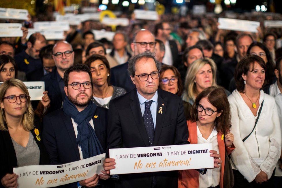 Tisíce lidí v Barceloně i jinde v Katalánsku žádají osvobození katalánských politiků. Demonstrace se konají v den prvního výročí zatčení prvních dvou.