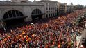 Tisíce lidí v neděli vyšly do ulic katalánské metropole Barcelony, aby demonstrovaly za jednotu Španělska.