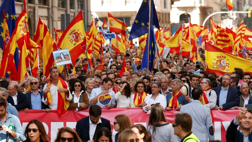 Tisíce lidí v neděli vyšly do ulic katalánské metropole Barcelony, aby demonstrovaly za jednotu Španělska.