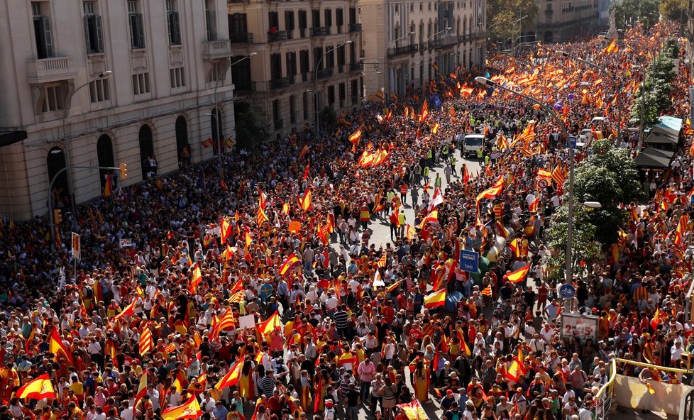 Tisíce lidí v neděli vyšly do ulic katalánské metropole Barcelony, aby demonstrovaly za jednotu Španělska.