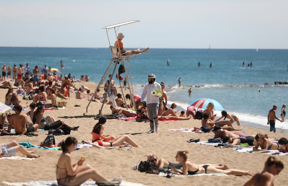 Obležené pláže koronaviru navzdory: I takhle to v Barceloně v létě vypadá pandemii navzdory (červenec 2020).