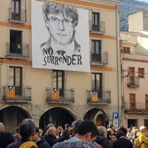 Zadržení Puigdemonta na Sardinii vyvolalo také protesty lidí před italskou ambasádou.