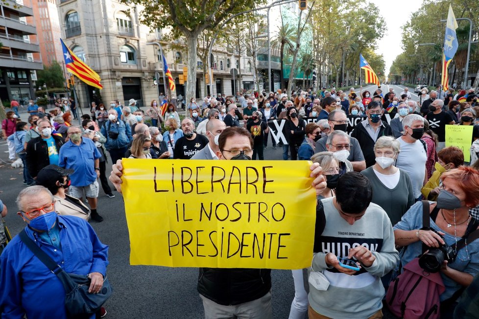 Zadržení Puigdemonta na Sardinii vyvolalo také protesty lidí