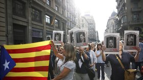 Katalánští politici dostali vysoké tresty vězení za referendum, lidé protestují a požadují osvobození politických vězňů.