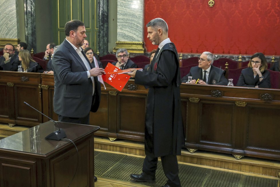 Katalánští politici dostali vysoké tresty vězení za referendum. Na snímku bývalý vicepremiér regionální vlády Oriol Junqueras (vlevo) se svým právníkem.