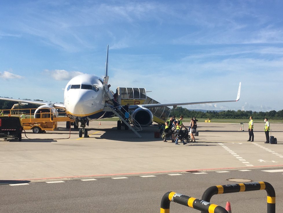 První letadlo ze Španělska, po zpřísnění protikoronavirových opatření, přiletělo v pondělí dopoledne 24. 8. 2020 na letiště do Pardubic. Lidé musejí buď na testy, nebo do karantény