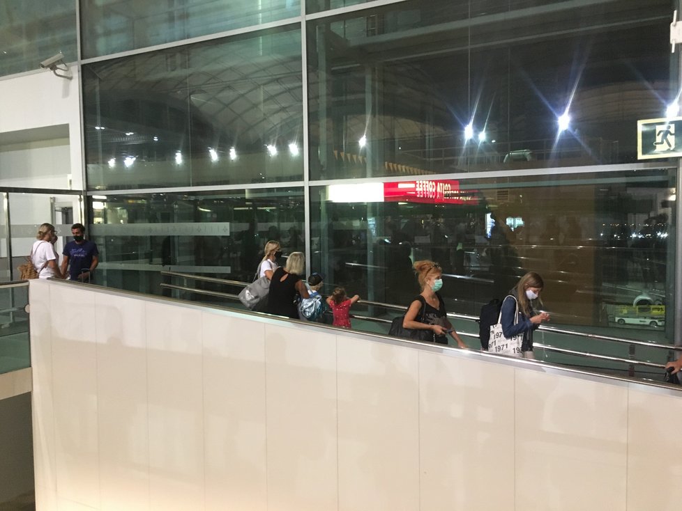 Při čekání na letišti ve španělském Alicante lidé museli dodržovat poctivě rozestupy. Fronta k letadlu se tak táhla. Španělsko je od pondělí 24. 8. pro Čechy rizikovou zemí