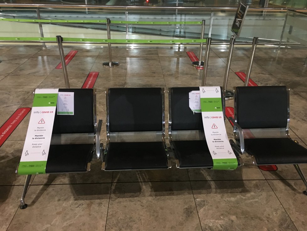 V letištní hale v Aicante se dá sedět jen na některých sedadlech. Jen tak mohou lidé dodržet povinné rozestupy.