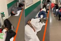 Záběry hrůzy z nemocnice: Pacienti se záchvaty kašle leží na zemi, zdravotníci nestíhají