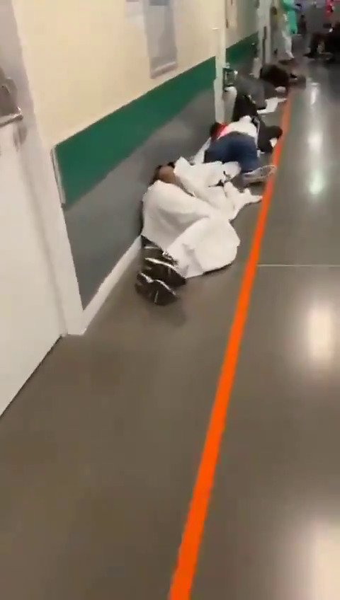 Video zachycuje nemocné ležící na zemi a spící na lavici před ordinací.