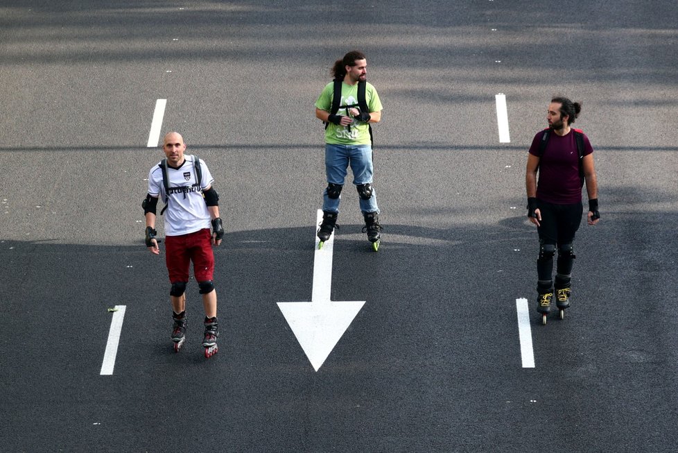 Španělé vyrazili za sportem do ulic. Bezpečné rozestupy dodržují i na kole, bruslích či při běhu.