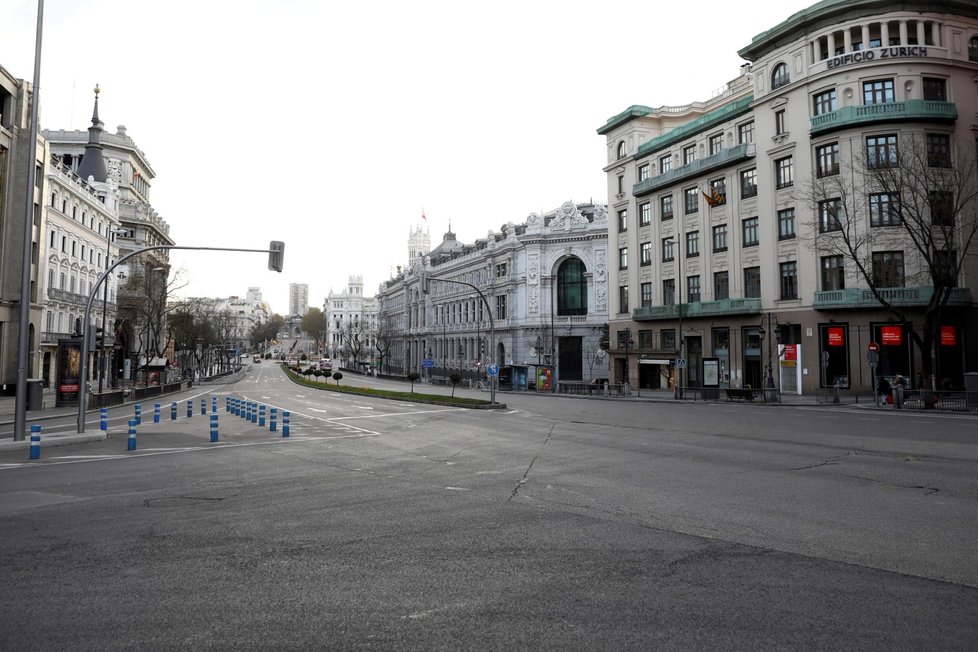 Prázdné ulice ve španělské metropoli Madridu (15.3.2020)