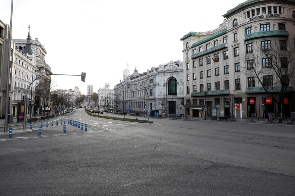 Prázdné ulice ve španělské metropoli Madridu (15. 3. 2020)