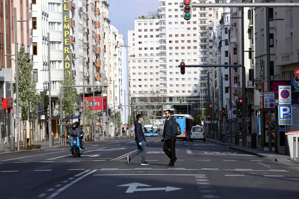 Prázdné ulice ve španělské metropoli Madrid. (15. 3. 2020)