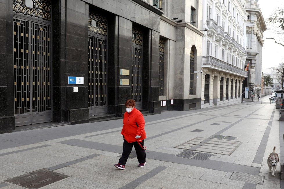 Prázdné ulice ve španělské metropoli Madrid. (15. 3. 2020)